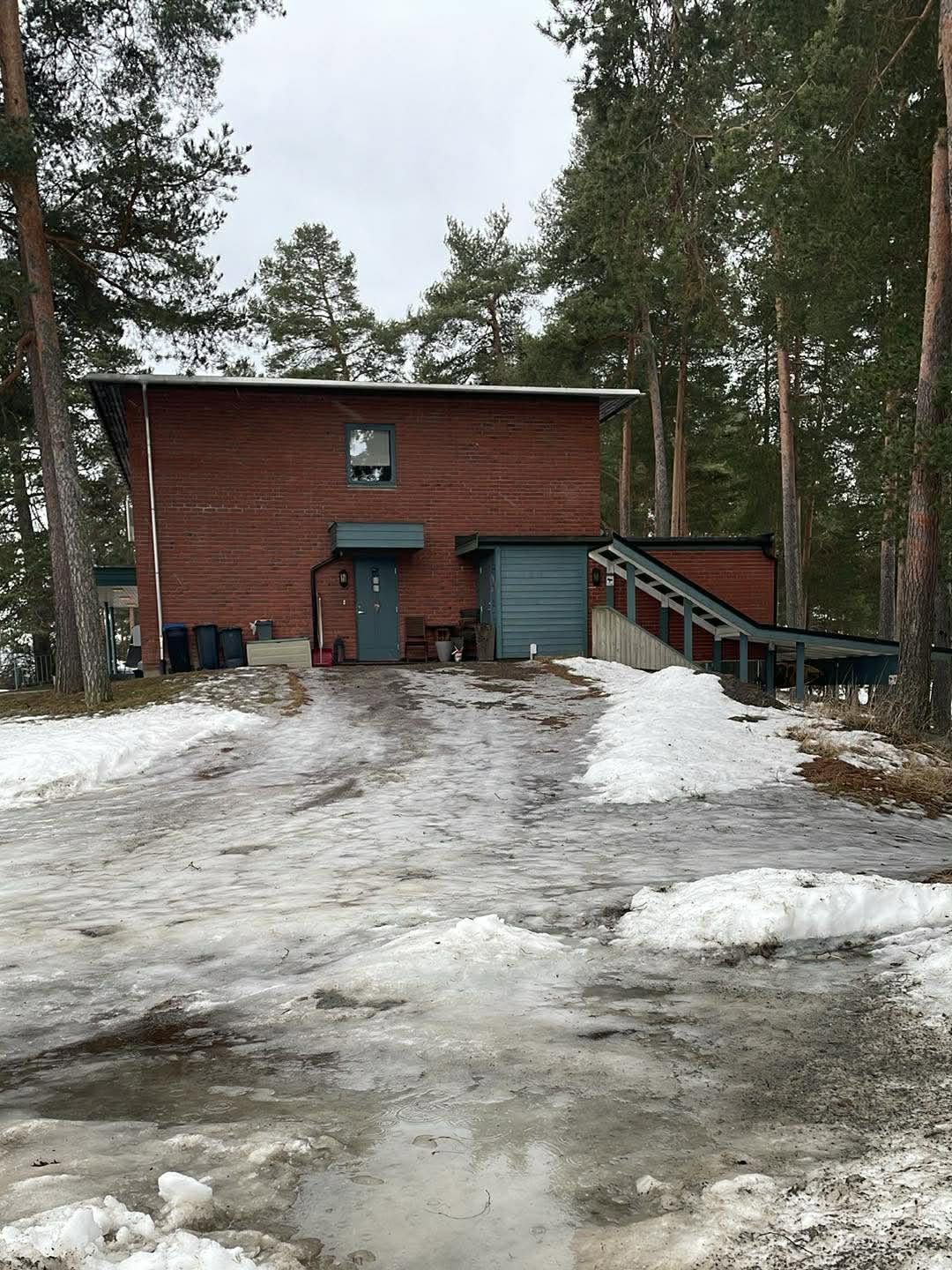 Adkomsten mangler igjen parkeringsskilter.