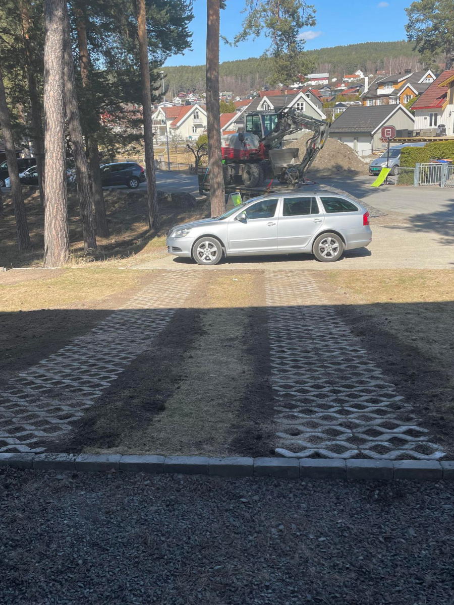 Here we see how Hanne Sine Andresen thought the access road should be restored.