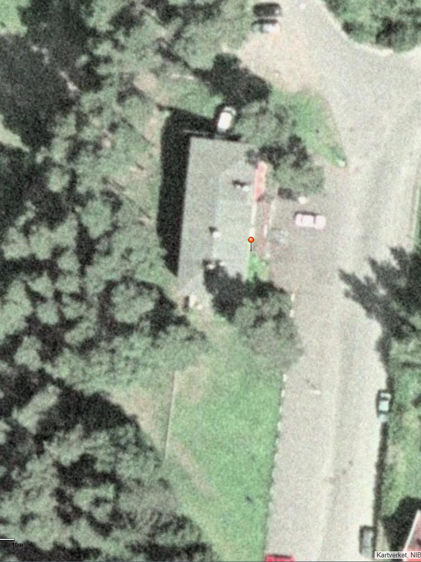 Flyfoto fra 2002 med oversikt over adkomsten til eiendommen.