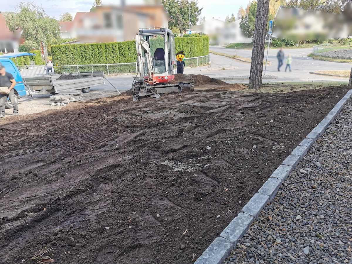 Here we see Hanne Sine Andresen inspecting the work.